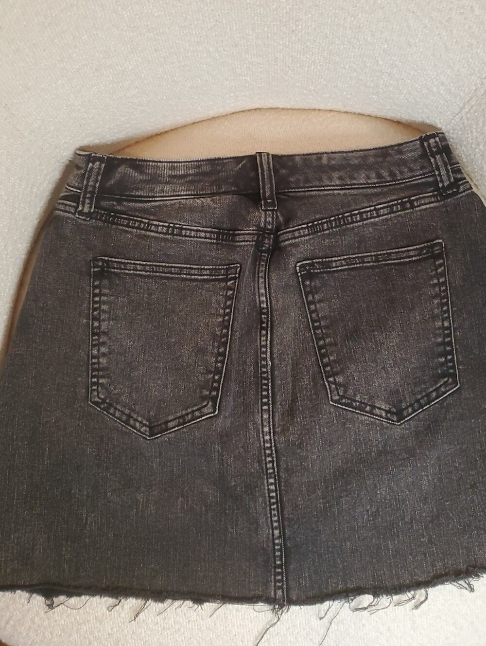 Banana Republic Black Wash Denim Mini Skirt Women's Size 6 Frayed Hem - Picture 2 of 6